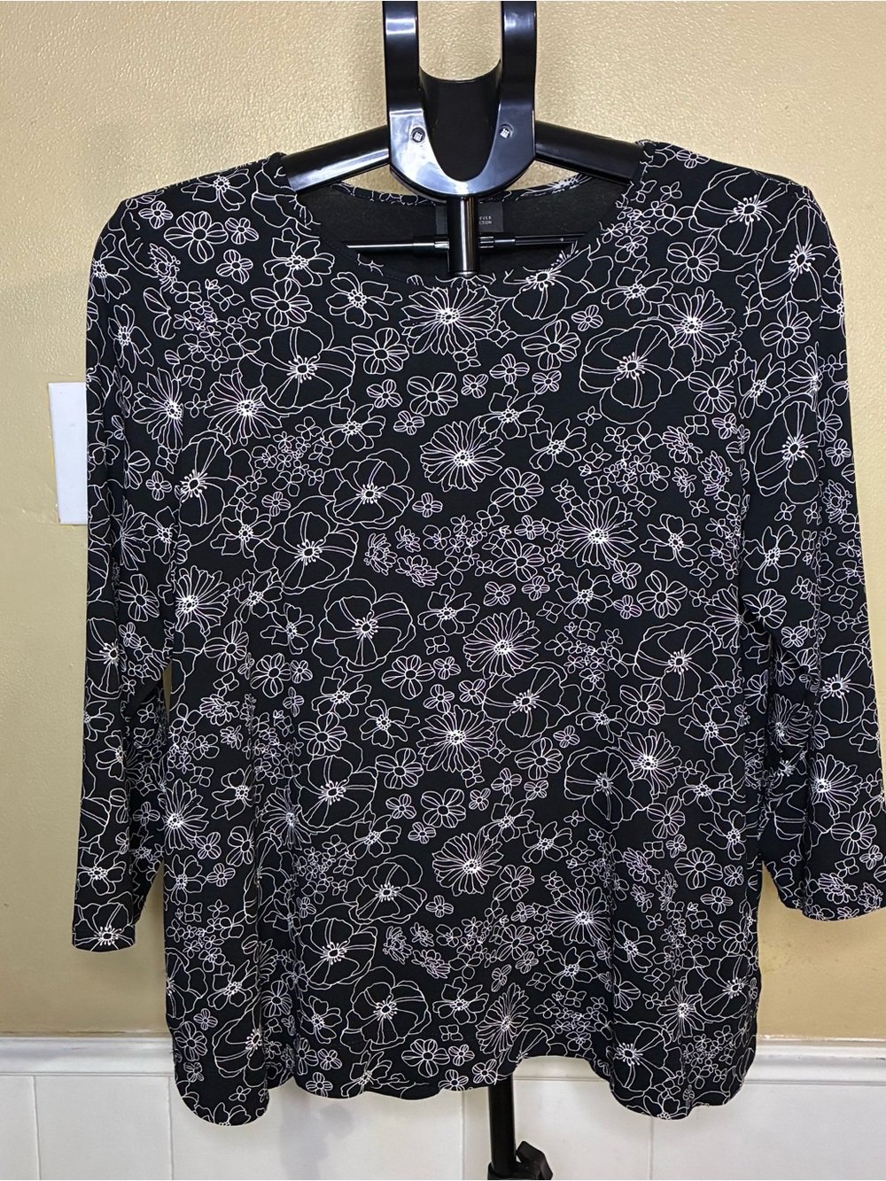 J. Jill Black Long-Sleeve Floral Outline Tee